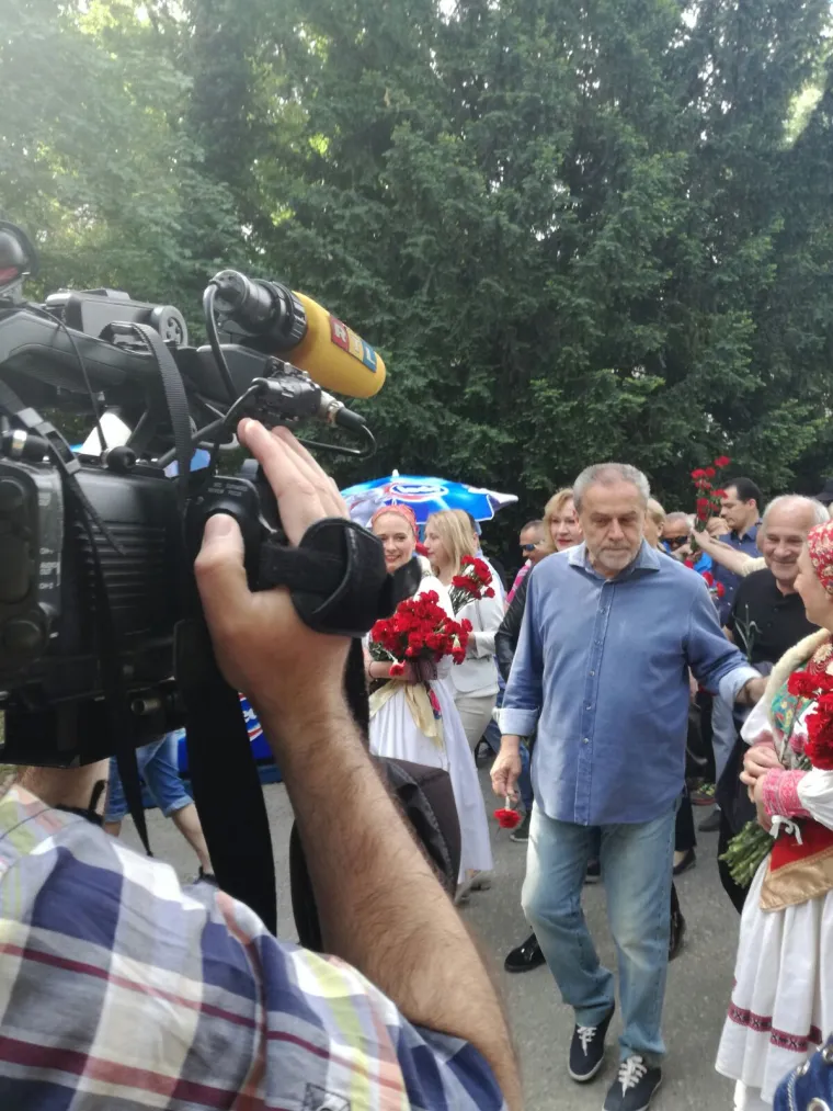 Fotoizvje&scaron;taj s Maksimira! Građani opkolili Bandića: 'Dragi na&scaron; gradonačelnik, uvijek točan'