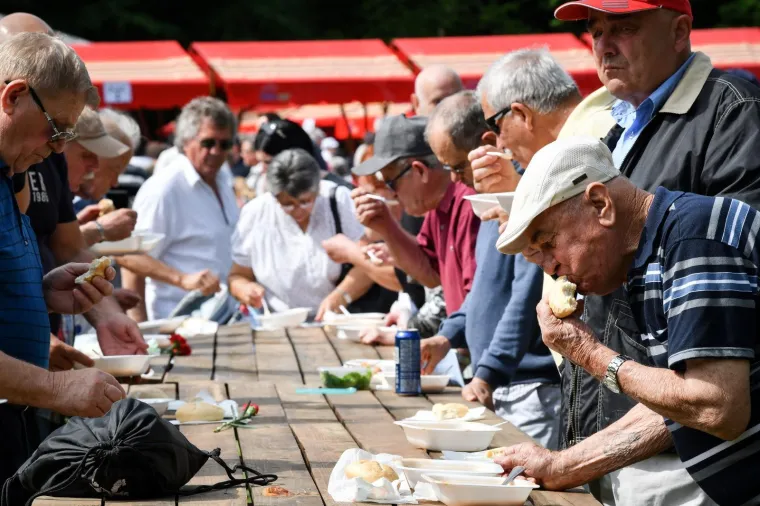 Fotoizvje&scaron;taj s Maksimira! Građani opkolili Bandića: 'Dragi na&scaron; gradonačelnik, uvijek točan'