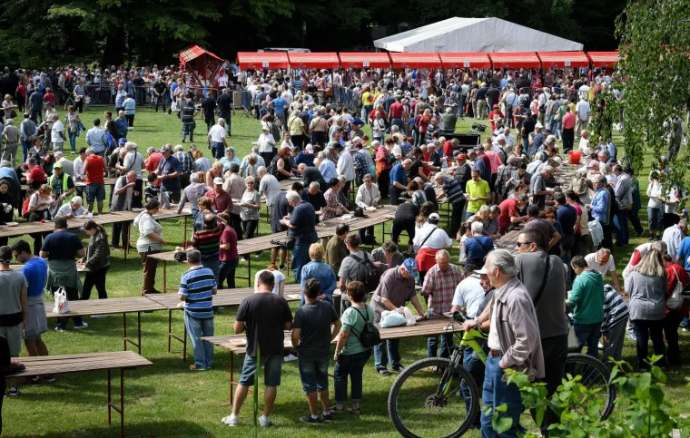 Fotoizvje&scaron;taj s Maksimira! Građani opkolili Bandića: 'Dragi na&scaron; gradonačelnik, uvijek točan'