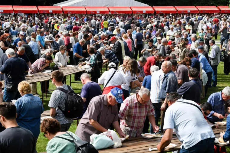 Fotoizvje&scaron;taj s Maksimira! Građani opkolili Bandića: 'Dragi na&scaron; gradonačelnik, uvijek točan'