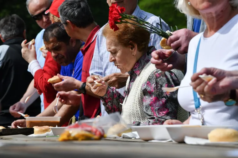Fotoizvje&scaron;taj s Maksimira! Građani opkolili Bandića: 'Dragi na&scaron; gradonačelnik, uvijek točan'