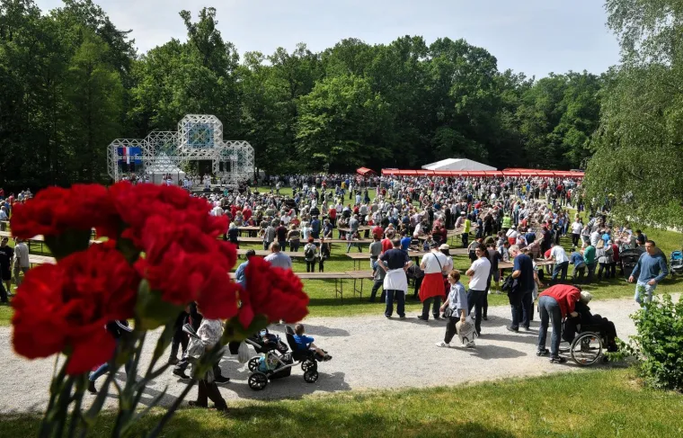 Fotoizvje&scaron;taj s Maksimira! Građani opkolili Bandića: 'Dragi na&scaron; gradonačelnik, uvijek točan'