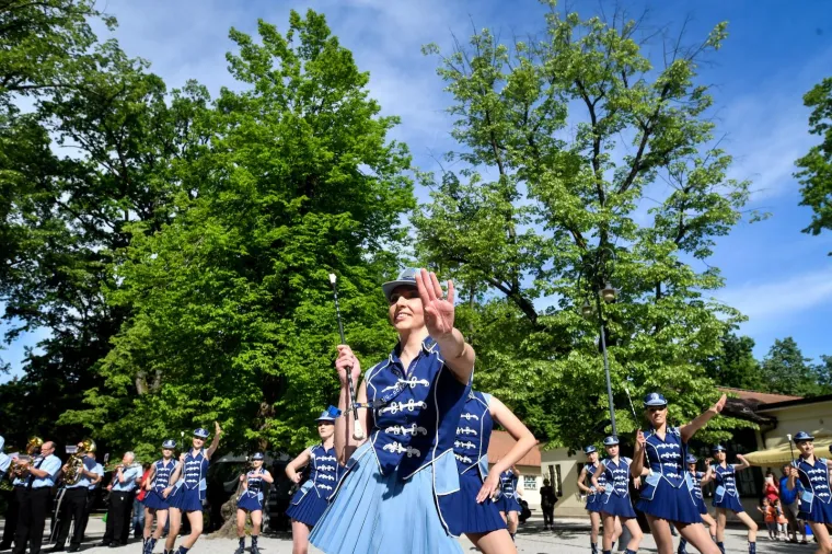 Fotoizvje&scaron;taj s Maksimira! Građani opkolili Bandića: 'Dragi na&scaron; gradonačelnik, uvijek točan'