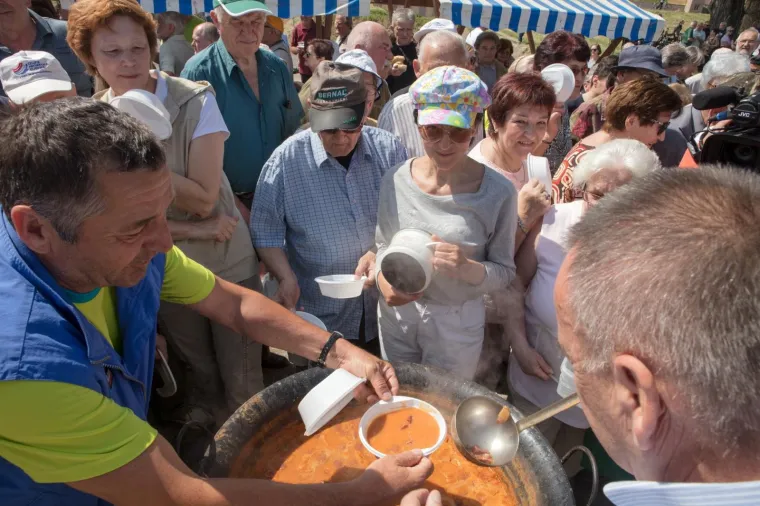 Za 1. svibnja Osječanima podijeljeno 3.000 porcija graha