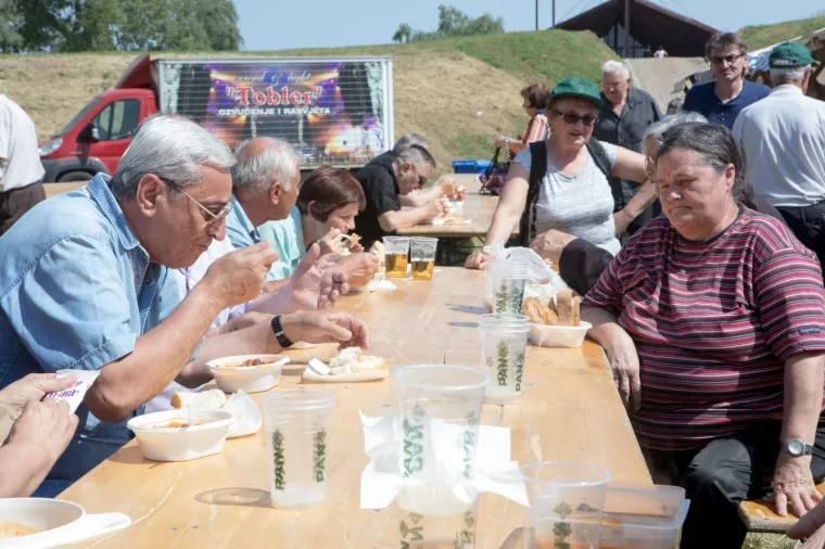 Za 1. svibnja Osječanima podijeljeno 3.000 porcija graha