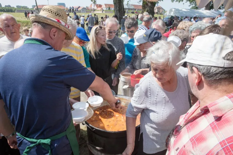 Za 1. svibnja Osječanima podijeljeno 3.000 porcija graha