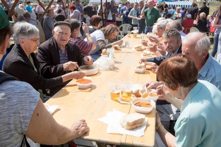 Za 1. svibnja Osječanima podijeljeno 3.000 porcija graha