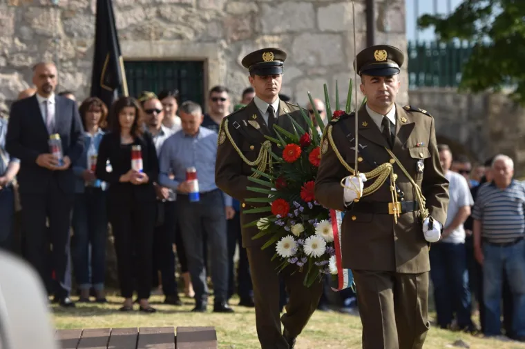 Polaganjem vijenaca na Kninskoj tvrđavi obilježena je 27. obljetnica napada na Potkonje i Vrpolje