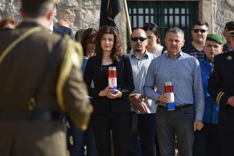 Polaganjem vijenaca na Kninskoj tvrđavi obilježena je 27. obljetnica napada na Potkonje i Vrpolje