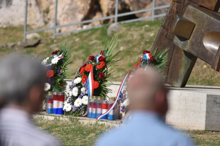 Polaganjem vijenaca na Kninskoj tvrđavi obilježena je 27. obljetnica napada na Potkonje i Vrpolje