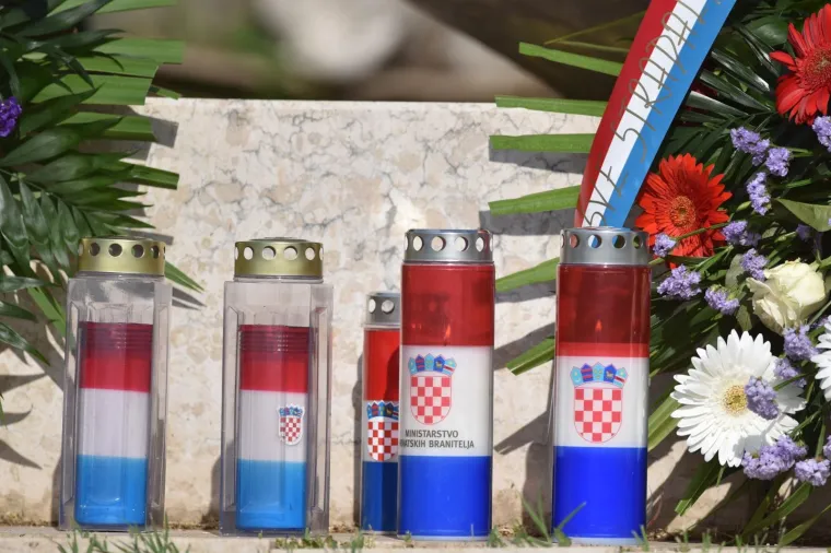 Polaganjem vijenaca na Kninskoj tvrđavi obilježena je 27. obljetnica napada na Potkonje i Vrpolje