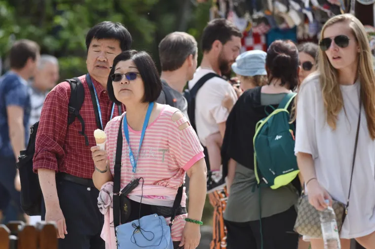 Slapovi Krke: Veliki broj domaćihh i stranih turista na 1.svibnja prazniku rada u Nacionalnom parku Krka