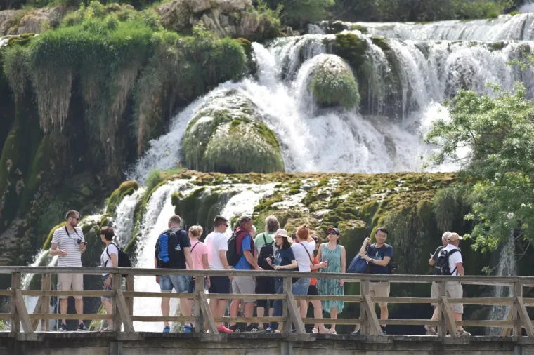 Slapovi Krke: Veliki broj domaćihh i stranih turista na 1.svibnja prazniku rada u Nacionalnom parku Krka