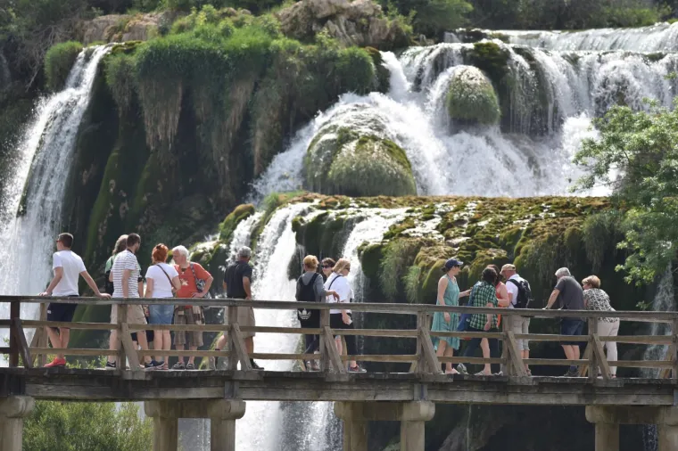 Slapovi Krke: Veliki broj domaćihh i stranih turista na 1.svibnja prazniku rada u Nacionalnom parku Krka