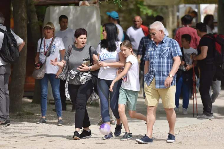 Slapovi Krke: Veliki broj domaćihh i stranih turista na 1.svibnja prazniku rada u Nacionalnom parku Krka