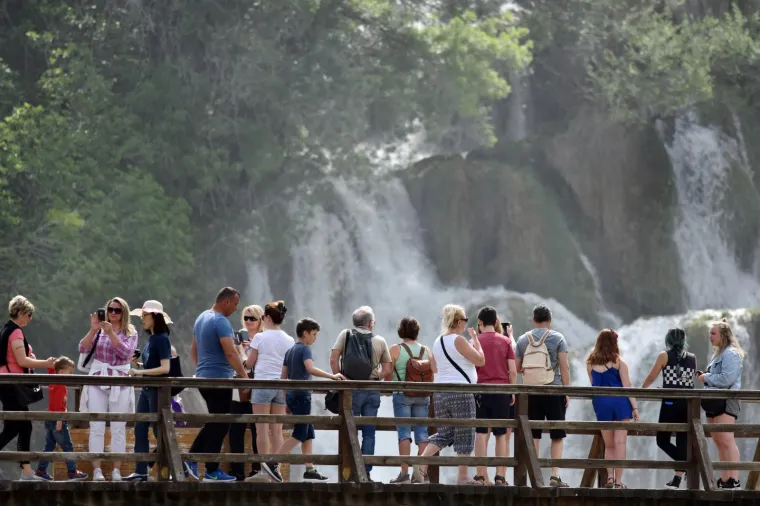Slapovi Krke: Veliki broj domaćihh i stranih turista na 1.svibnja prazniku rada u Nacionalnom parku Krka