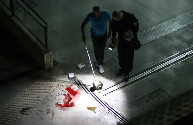 Split - Policijski očevid pored kafića CLO u Ulici Domovinskog rata gdje je u pucnjavi ranjen 27-godi&scaron;njak oko 19:45 sati.