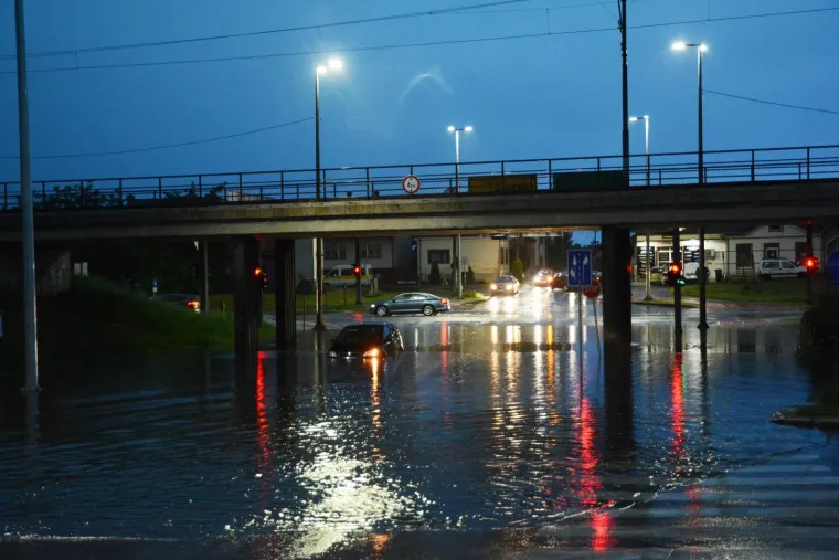 NEVRIJEME U SISKU: Poplavljeni podvožnjaci, podrumi i garaže