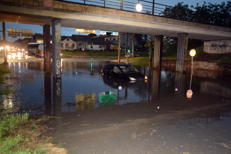 NEVRIJEME U SISKU: Poplavljeni podvožnjaci, podrumi i garaže