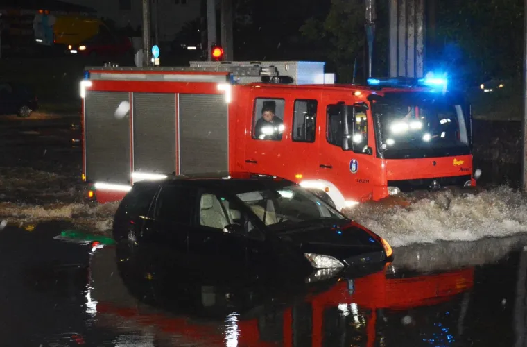 NEVRIJEME U SISKU: Poplavljeni podvožnjaci, podrumi i garaže