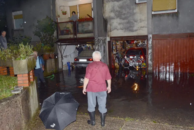 NEVRIJEME U SISKU: Poplavljeni podvožnjaci, podrumi i garaže