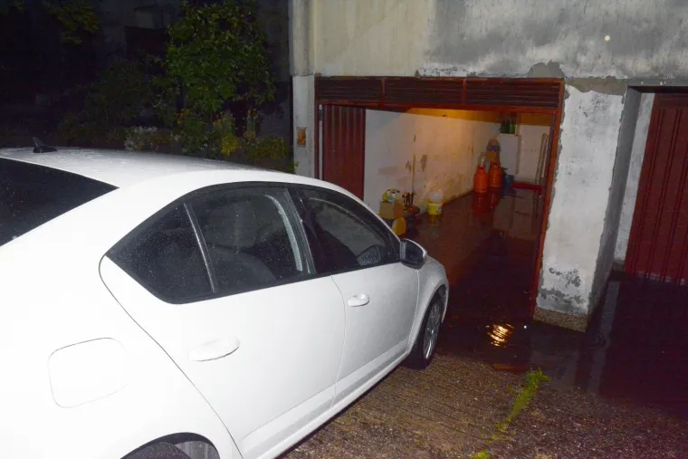 NEVRIJEME U SISKU: Poplavljeni podvožnjaci, podrumi i garaže