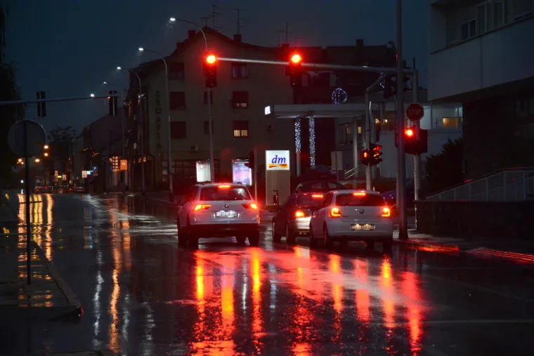 Sisak: poplavljene ceste, garaže i podrumi nakon jakog iznenadnog nevremena