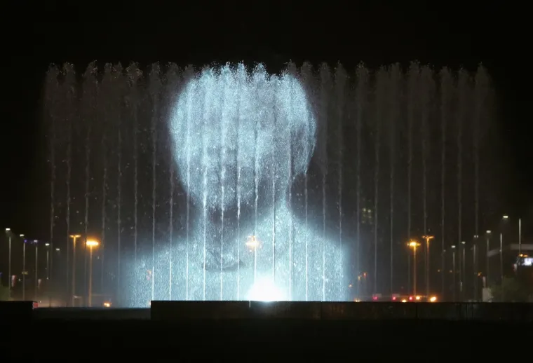 NELSON MANDELA USRED ZAGREBA: Na vodenom zastoru fontana projicirane slike slavnog Južnoafrikanca