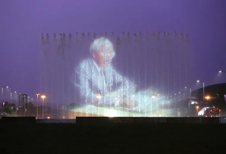 NELSON MANDELA USRED ZAGREBA: Na vodenom zastoru fontana projicirane slike slavnog Južnoafrikanca