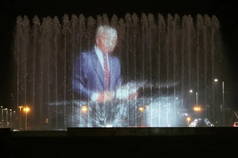 NELSON MANDELA USRED ZAGREBA: Na vodenom zastoru fontana projicirane slike slavnog Južnoafrikanca