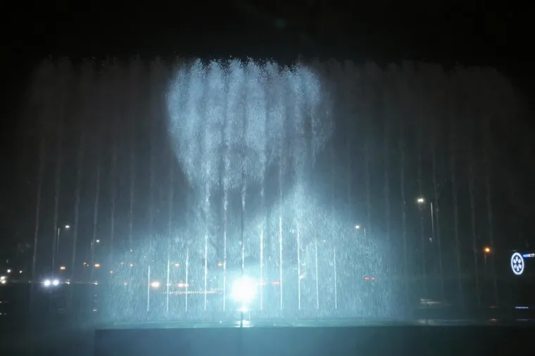 Zagreb - Na vodenom zastoru fontana u ulici Hrvatske bratske zajednice bile su projicirane slike Nelsona Mandele, južnoafričkog političara i predsjednika.  Photo: Tomislav Miletic/PIXSELL