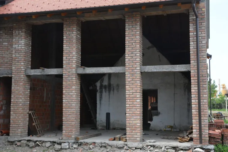 Nesvakida&scaron;nja građevina "kuća u kući" postala je prava atrakcija u slavonskobrodskoj Zrinskoj ulici. Znatiželjni prolaznici zastajkuju pokraj neobične građevine, komentiraju, čude se u nevjerici, fotografiraju... No, obzirom da građevina jo&scaron; nije dovr&scaron;ena ne vidi se njen konačan izgled, a niti zamisao graditelja. Ipak, neobično je to &scaron;to je vlasnik odlučio izgraditi novu kuću, a da pri tome zadrži staru u unutra&scaron;njosti nove.