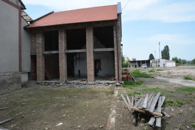 Nesvakida&scaron;nja građevina "kuća u kući" postala je prava atrakcija u slavonskobrodskoj Zrinskoj ulici. Znatiželjni prolaznici zastajkuju pokraj neobične građevine, komentiraju, čude se u nevjerici, fotografiraju... No, obzirom da građevina jo&scaron; nije dovr&scaron;ena ne vidi se njen konačan izgled, a niti zamisao graditelja. Ipak, neobično je to &scaron;to je vlasnik odlučio izgraditi novu kuću, a da pri tome zadrži staru u unutra&scaron;njosti nove.