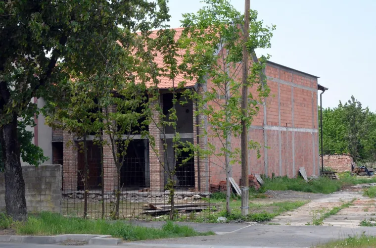 Nesvakida&scaron;nja građevina "kuća u kući" postala je prava atrakcija u slavonskobrodskoj Zrinskoj ulici. Znatiželjni prolaznici zastajkuju pokraj neobične građevine, komentiraju, čude se u nevjerici, fotografiraju... No, obzirom da građevina jo&scaron; nije dovr&scaron;ena ne vidi se njen konačan izgled, a niti zamisao graditelja. Ipak, neobično je to &scaron;to je vlasnik odlučio izgraditi novu kuću, a da pri tome zadrži staru u unutra&scaron;njosti nove.