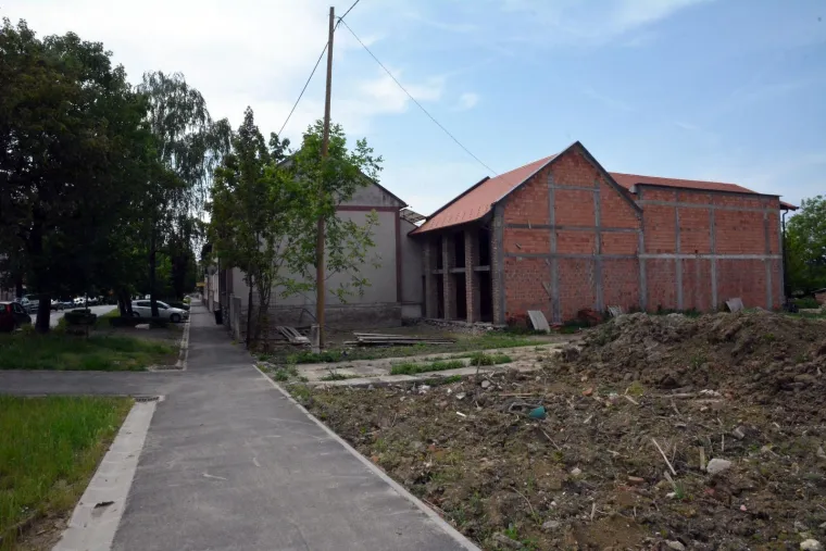 Nesvakida&scaron;nja građevina "kuća u kući" postala je prava atrakcija u slavonskobrodskoj Zrinskoj ulici. Znatiželjni prolaznici zastajkuju pokraj neobične građevine, komentiraju, čude se u nevjerici, fotografiraju... No, obzirom da građevina jo&scaron; nije dovr&scaron;ena ne vidi se njen konačan izgled, a niti zamisao graditelja. Ipak, neobično je to &scaron;to je vlasnik odlučio izgraditi novu kuću, a da pri tome zadrži staru u unutra&scaron;njosti nove.