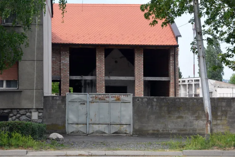 Nesvakida&scaron;nja građevina "kuća u kući" postala je prava atrakcija u slavonskobrodskoj Zrinskoj ulici. Znatiželjni prolaznici zastajkuju pokraj neobične građevine, komentiraju, čude se u nevjerici, fotografiraju... No, obzirom da građevina jo&scaron; nije dovr&scaron;ena ne vidi se njen konačan izgled, a niti zamisao graditelja. Ipak, neobično je to &scaron;to je vlasnik odlučio izgraditi novu kuću, a da pri tome zadrži staru u unutra&scaron;njosti nove.