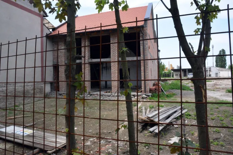 Nesvakida&scaron;nja građevina "kuća u kući" postala je prava atrakcija u slavonskobrodskoj Zrinskoj ulici. Znatiželjni prolaznici zastajkuju pokraj neobične građevine, komentiraju, čude se u nevjerici, fotografiraju... No, obzirom da građevina jo&scaron; nije dovr&scaron;ena ne vidi se njen konačan izgled, a niti zamisao graditelja. Ipak, neobično je to &scaron;to je vlasnik odlučio izgraditi novu kuću, a da pri tome zadrži staru u unutra&scaron;njosti nove.