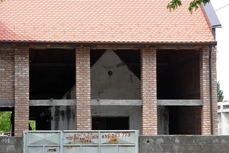 Nesvakida&scaron;nja građevina "kuća u kući" postala je prava atrakcija u slavonskobrodskoj Zrinskoj ulici. Znatiželjni prolaznici zastajkuju pokraj neobične građevine, komentiraju, čude se u nevjerici, fotografiraju... No, obzirom da građevina jo&scaron; nije dovr&scaron;ena ne vidi se njen konačan izgled, a niti zamisao graditelja. Ipak, neobično je to &scaron;to je vlasnik odlučio izgraditi novu kuću, a da pri tome zadrži staru u unutra&scaron;njosti nove.