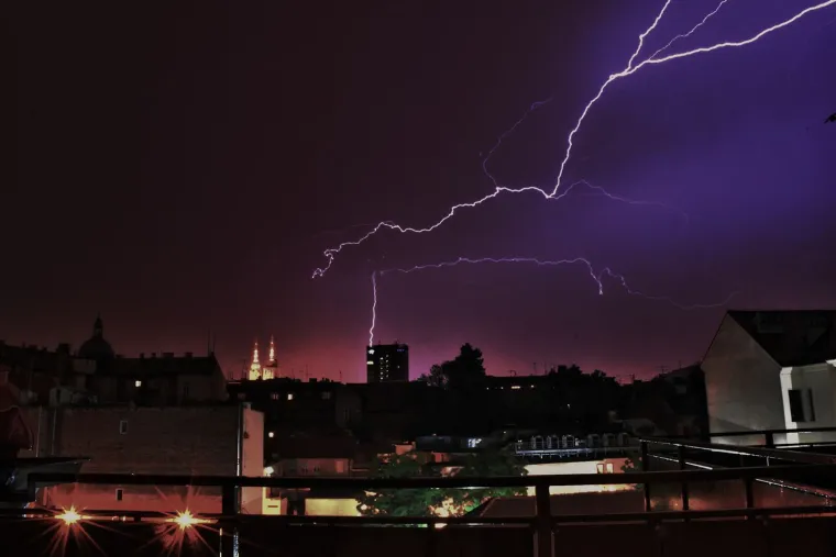 Rat svjetova? Ne, samo va&scaron;e spektakularne fotografije sinoćnjeg nevremena