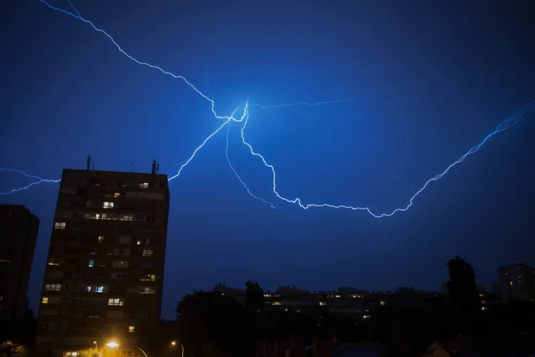 Rat svjetova? Ne, samo va&scaron;e spektakularne fotografije sinoćnjeg nevremena