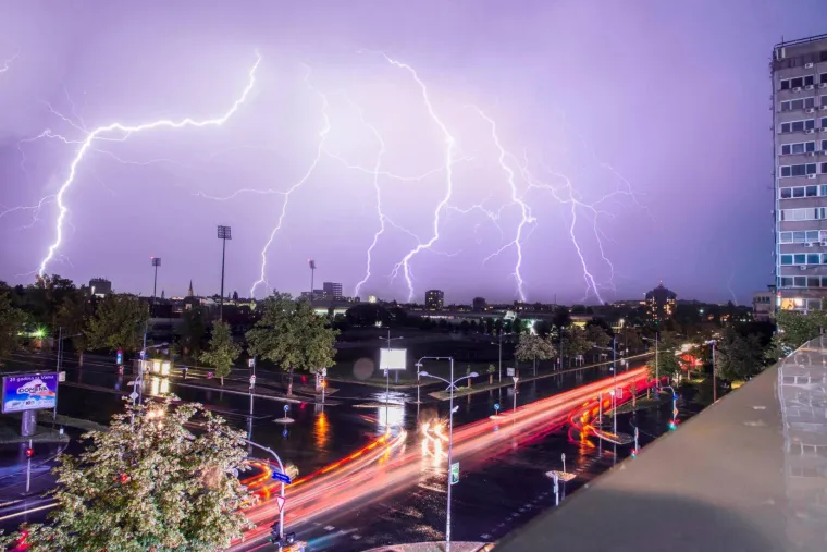 Rat svjetova? Ne, samo va&scaron;e spektakularne fotografije sinoćnjeg nevremena