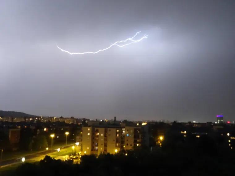 Rat svjetova? Ne, samo va&scaron;e spektakularne fotografije sinoćnjeg nevremena