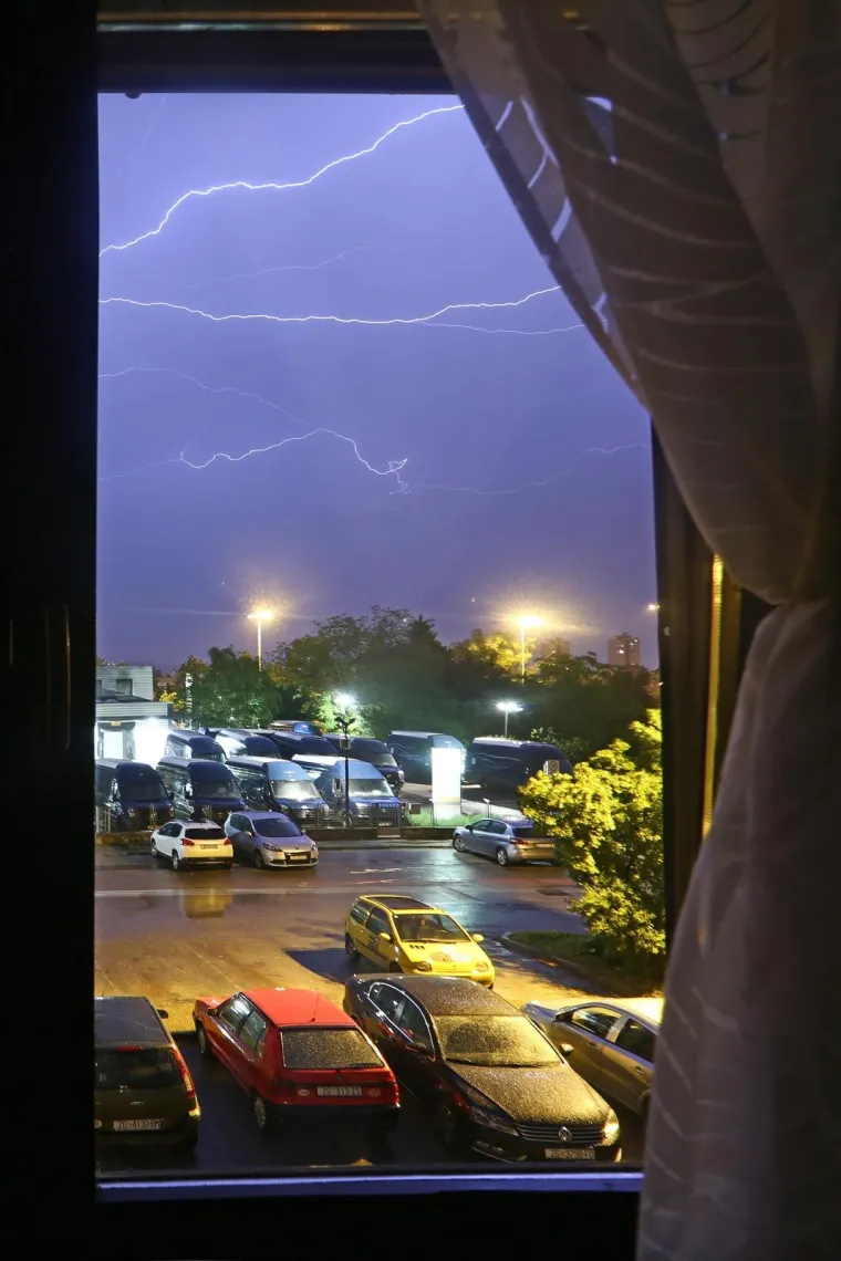 Rat svjetova? Ne, samo va&scaron;e spektakularne fotografije sinoćnjeg nevremena