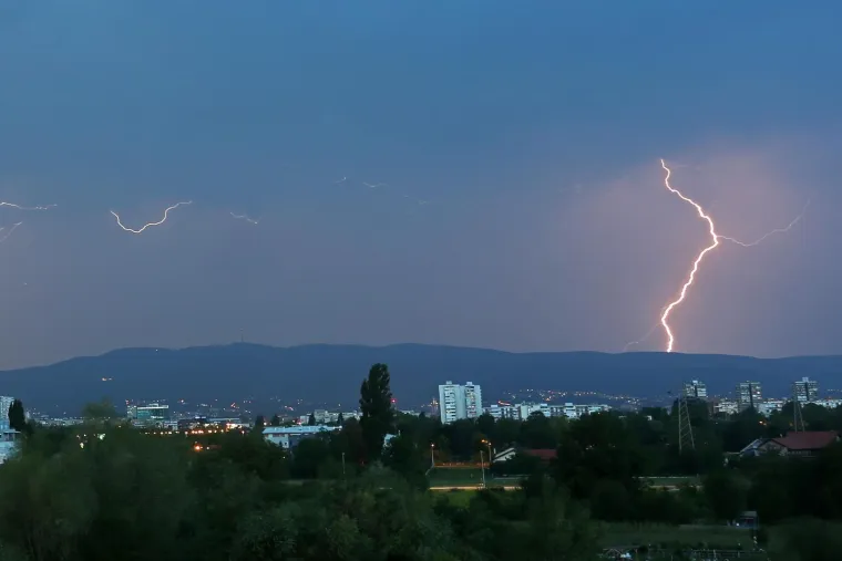 Rat svjetova? Ne, samo va&scaron;e spektakularne fotografije sinoćnjeg nevremena
