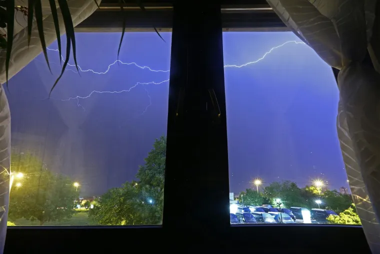 Rat svjetova? Ne, samo va&scaron;e spektakularne fotografije sinoćnjeg nevremena