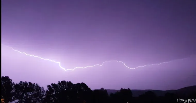 Rat svjetova? Ne, samo va&scaron;e spektakularne fotografije sinoćnjeg nevremena