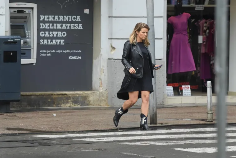 Voditeljica je za tmurni dan odjenula crnu kombinaciju.