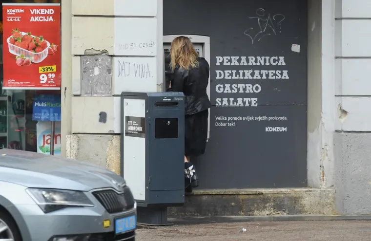 ANTONIJA BLAĆE POKAZALA NOGE U BAJKERSKOJ KOMBINACIJI: Sva u crnom pro&scaron;etala po ki&scaron;i u zanimljivoj haljini