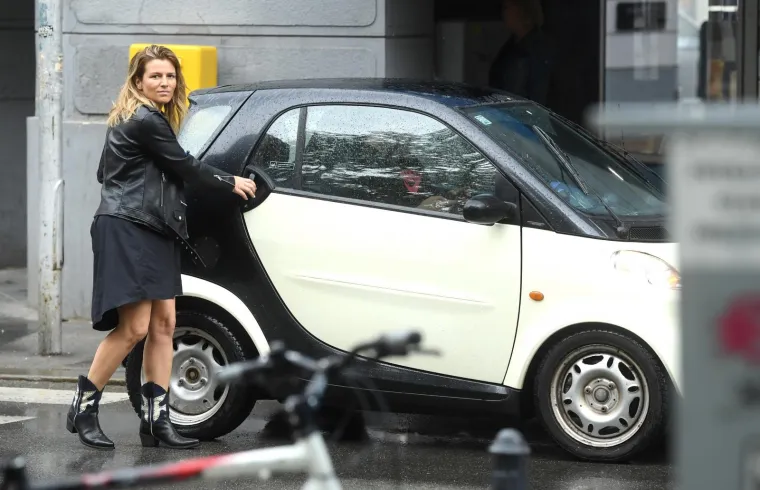 ANTONIJA BLAĆE POKAZALA NOGE U BAJKERSKOJ KOMBINACIJI: Sva u crnom pro&scaron;etala po ki&scaron;i u zanimljivoj haljini