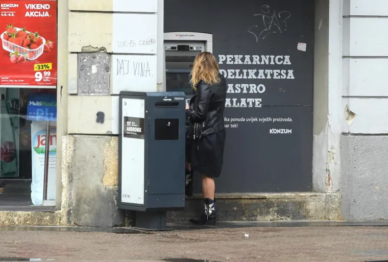 ANTONIJA BLAĆE POKAZALA NOGE U BAJKERSKOJ KOMBINACIJI: Sva u crnom pro&scaron;etala po ki&scaron;i u zanimljivoj haljini